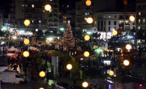 Η Πάτρα «φόρεσε» και επίσημα τα γιορτινά της