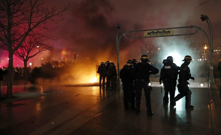 Γαλλία: Μολότοφ και δακρυγόνα στο Παρίσι – Συγκρούσεις διαδηλωτών και αστυνομίας