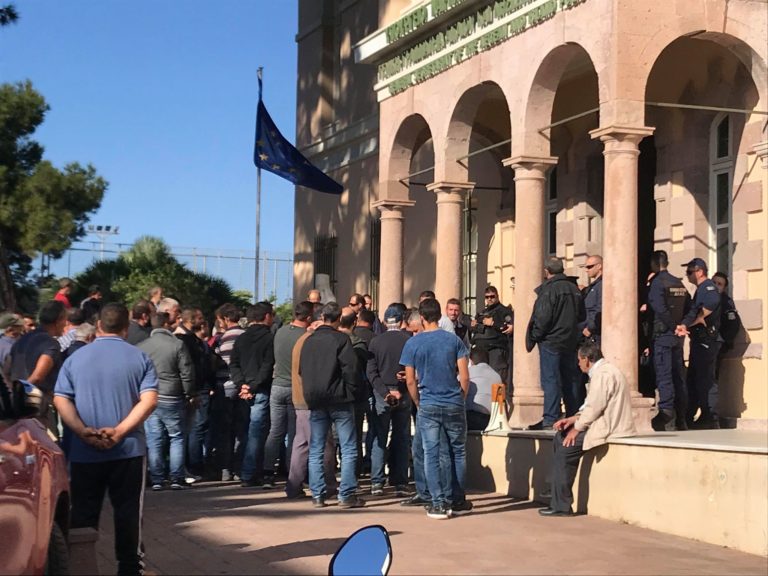 Και το Εργατικό Κέντρο Λέσβου στηρίζει το αυριανό συλλαλητήριο των αγροτών για τις εξευτελιστικές τιμές στο λάδι και το γάλα