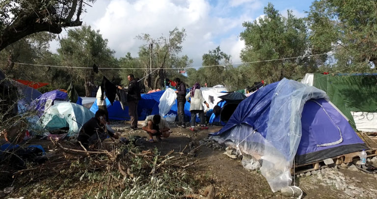 Αφίξεις χωρίς τέλος αλλά και μαζική μετακίνηση από Μόρια σε Αττική
