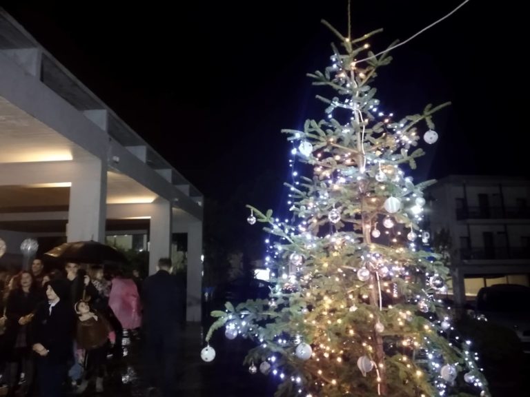 Φωταγώγηση Χριστουγεννιάτικου Δέντρου στη Βάρδα