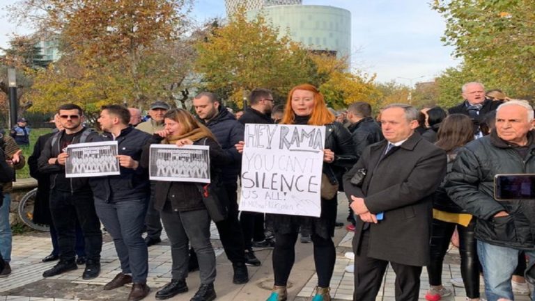 Υπέρ της ελευθερίας του λόγου διαδηλώνουν οι Αλβανοί δημοσιογράφοι