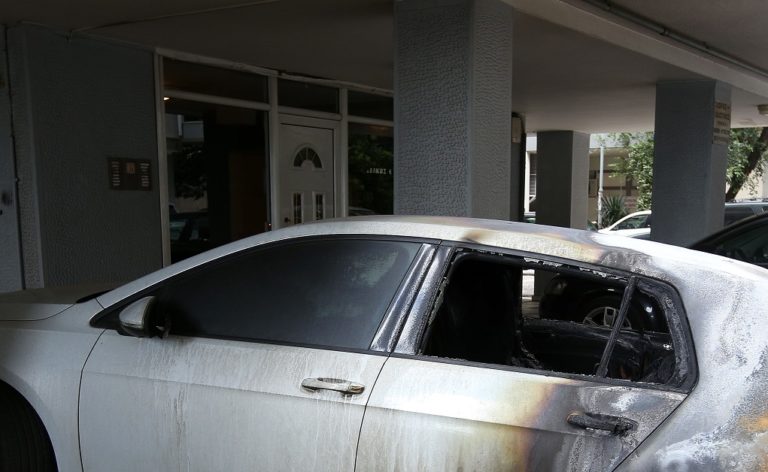 Μπαράζ εμπρηστικών επιθέσεων τη νύχτα στην Αττική (video)
