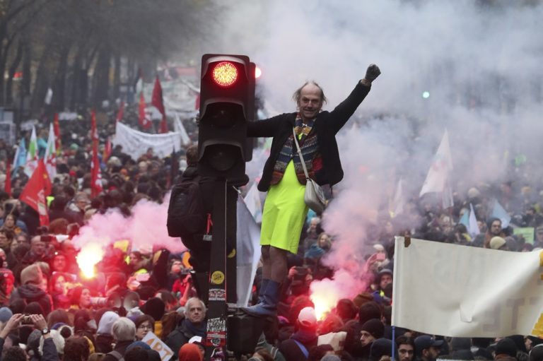 Νέο κύμα κινητοποιήσεων προκαλεί το συνταξιοδοτικό  στη Γαλλία μετά την απεργία της Πέμπτης