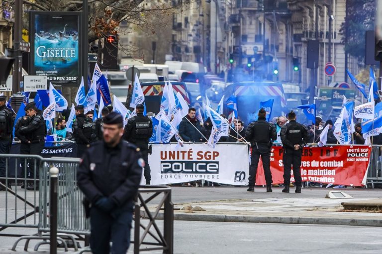 Γαλλία -Συνταξιοδοτικό : Με απεργία τα Χριστούγεννα στις Μεταφορές προειδοποιούν τα συνδικάτα