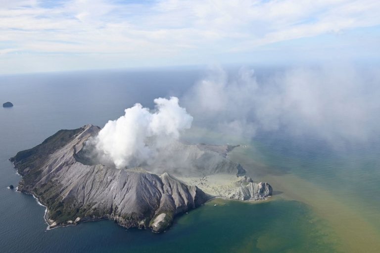Νεκροί και δεκάδες αγνοούμενοι από έκρηξη ηφαιστείου στη Ν. Ζηλανδία (video)