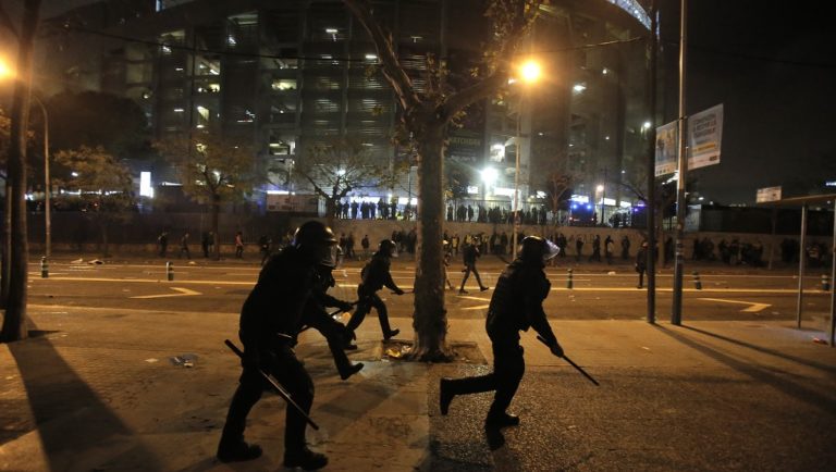 Συγκρούσεις διαδηλωτών με την αστυνομία στην Βαρκελώνη