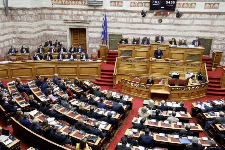 Βουλή: Ανέβηκαν οι τόνοι στην συζήτηση για τον προϋπολογισμό (video)