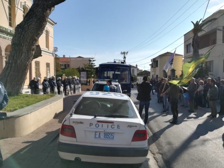 Προκλητική παρουσία της αστυνομίας στην ειρηνική διαμαρτυρία των αγροτών της Λέσβου