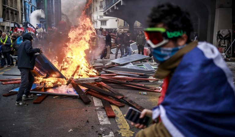 Δακρυγόνα στο Παρίσι σε διαδηλώσεις για το συνταξιοδοτικό