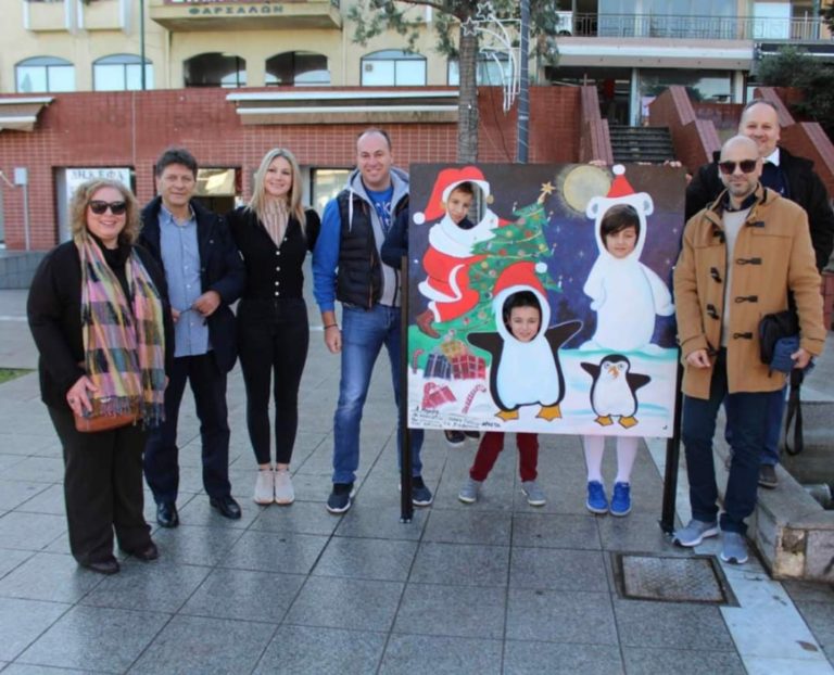 Γέμισε Χριστουγεννιάτικα κάδρα η πλατεία δημαρχείου στα Φάρσαλα