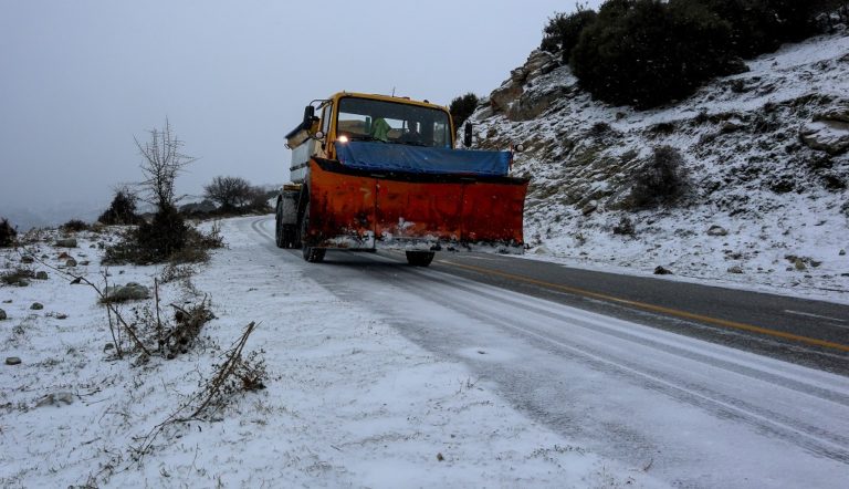 Στην “κατάψυξη” η χώρα-Προβλήματα στις συγκοινωνίες-Νεκρός 94χρονος στις Πλαταιές (video)