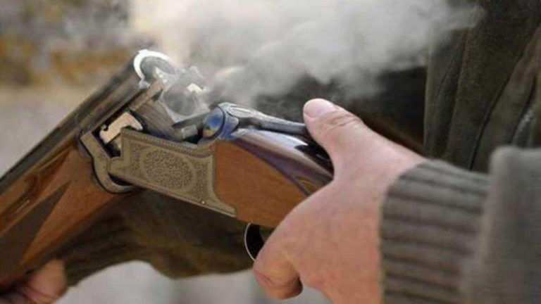 Υπό την επήρεια μέθης πυροβόλησε έξω από καφέ μπαρ