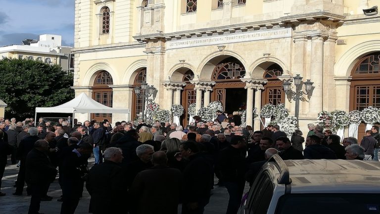 Σε κλίμα συγκίνησης η κηδεία του Γιώργου Δεικτάκη