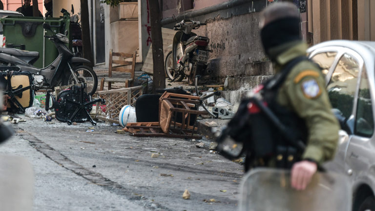 Πολιτική σύγκρουση και κατεπείγουσα έρευνα για τις καταγγελίες περί αστυνομικής βίας στο Κουκάκι (video)