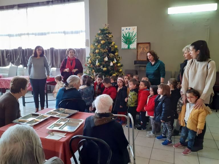 Χαμόγελα κι ευχές από τα παιδιά του 2ου Παιδικού Σταθμού στο Γηροκομείο
