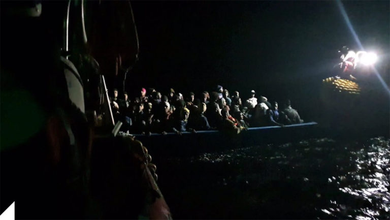 Ιταλία: Άδεια για αποβίβαση δεκάδων προσφύγων-μεταναστών-Ενεργοποίηση του μηχανισμού ανακατανομής στα ευρωπαϊκά κράτη