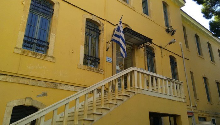 Χανιά: Φυλάκιση σε 38χρονη που εξαπάτησε πολίτες ζητώντας βοήθεια για μια “δήθεν” γιαγιά και τα τρία ανήλικα εγγόνια της