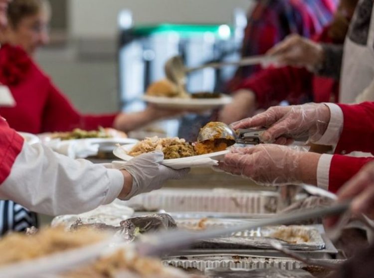 Γεύματα αγάπης στη Μυτιλήνη