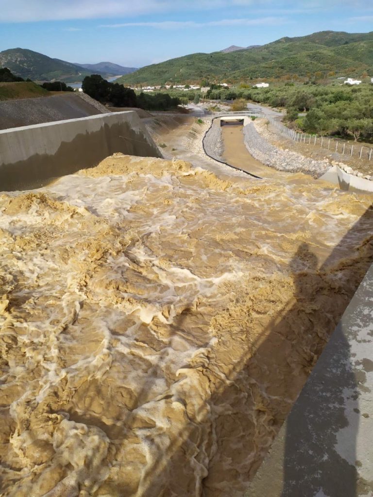 Κρήτη: 5.000 κυβικά νερού την ώρα στο φράγμα Αποσελέμη