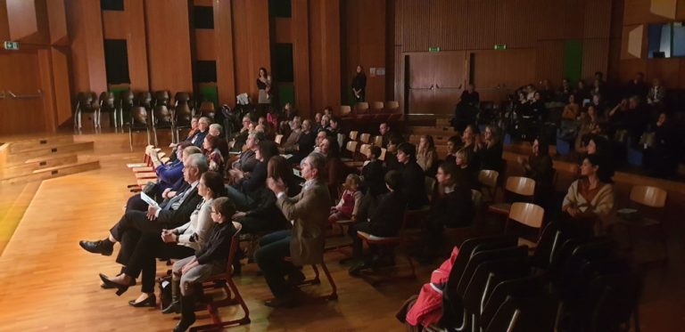 Κρητικοί, Έλληνες Ελβετοί, μια αγκαλιά σε εκδήλωση για τον Ερωτόκριτο, στην Γενεύη