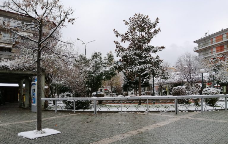 Τα πρώτα χιόνια στη Β. Ελλάδα- Βροχές και κρύο στην υπόλοιπη χώρα (video)