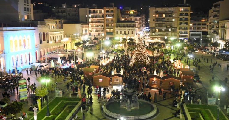 Η Πάτρα «φόρεσε» και επίσημα τα γιορτινά της