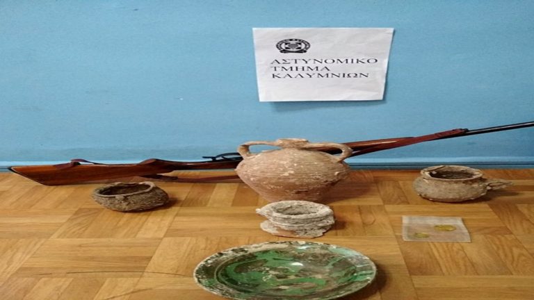 Κάλυμνος: Συνελήφθη 55χρονη για κατοχή αρχαιοτήτων και όπλου