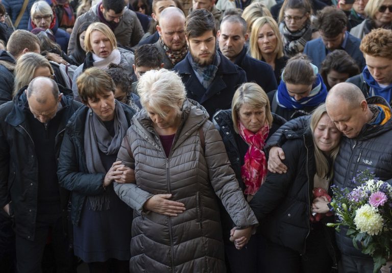 Φόρος τιμής στα θύματα της επίθεσης στη Γέφυρα του Λονδίνου (video)