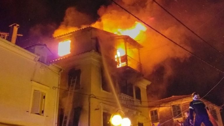Μεγάλη φωτιά σε τριώροφη μονοκατοικία στην Κέρκυρα