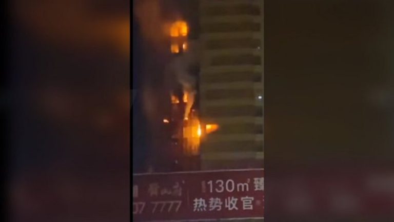 Κίνα: Στις φλόγες 25όροφος πύργος του Σενγιάνγκ (video)