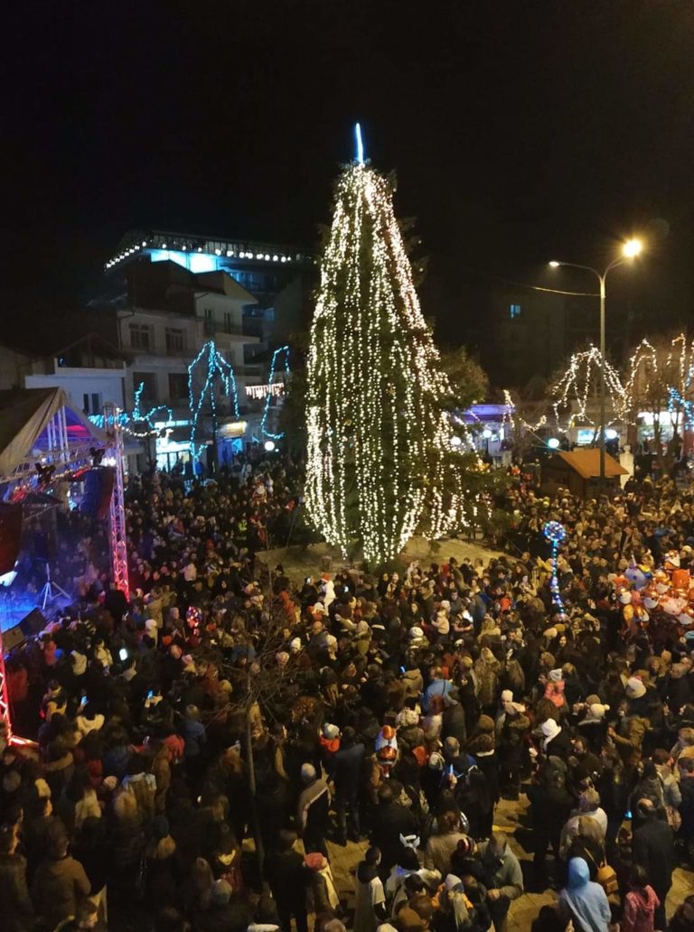8.000 λαμπιόνια άναψαν με το Χριστουγεννιάτικο δέντρο του Δήμου Φλώρινας
