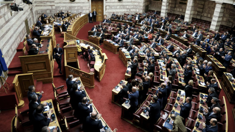 Με ιστορική πλειοψηφία 288 βουλευτών εγκρίθηκε το νομοσχέδιο για την ψήφο των Ελλήνων του εξωτερικού (video)