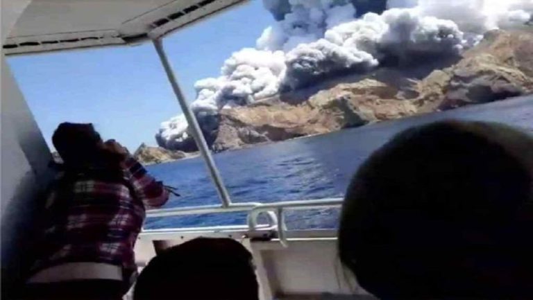 Ν. Ζηλανδία: Στους 6 οι νεκροί-Τουρισμός παρά τις προειδοποιήσεις για έκρηξη του ηφαιστείου