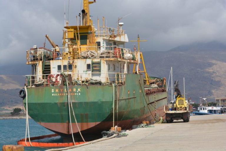 Χανιά: Απομακρύνεται το φορτηγό πλοίο SKYLARK από το λιμάνι Καβονησίου στην Κίσαμο