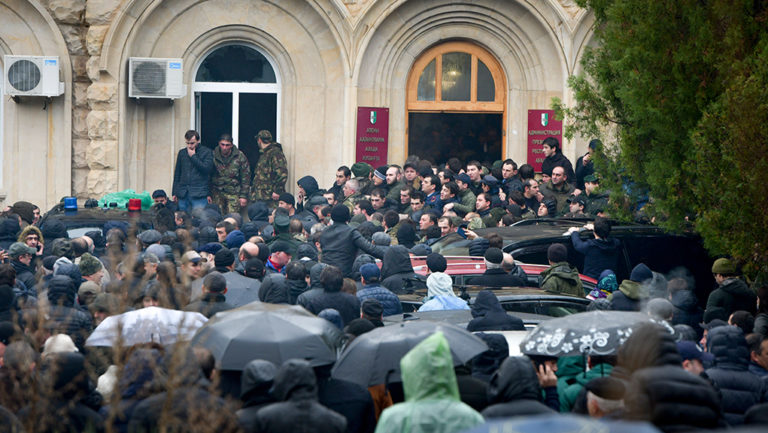 Αμπχαζία: Διαδηλωτές αποπειράθηκαν να εισβάλουν στο προεδρικό γραφείο (video)