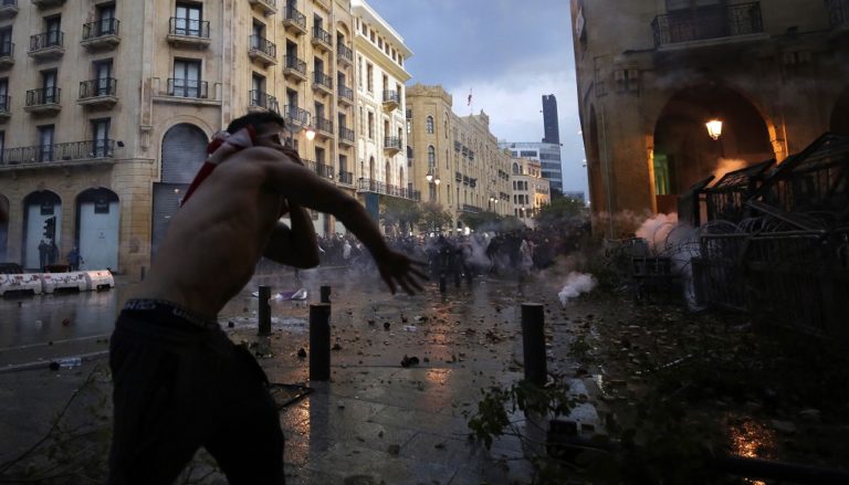 Λίβανος: Σφοδρές συγκρούσεις αστυνομίας – διαδηλωτών στην Βυρητό