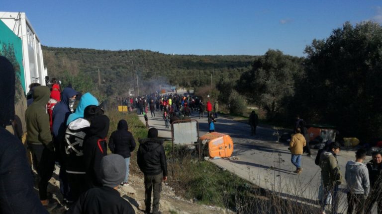 Ένταση στο δρόμο έξω από το ΚΥΤ Μόριας
