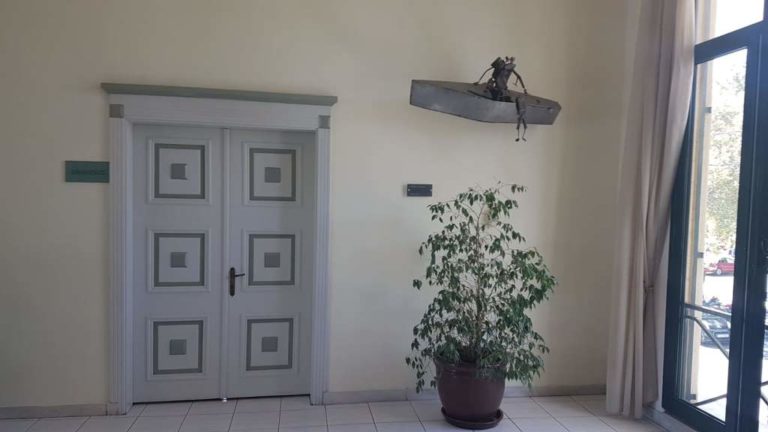 Εξώδικη διαμαρτυρία Εβη Χρήστου για απομάκρυνση γλυπτού του από το Δημαρχείο