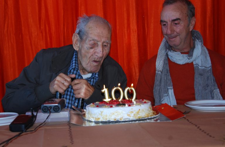 Τα 100α του γενέθλια γιόρτασε χθες ο μπάρμπα Γιάννης Καραγεωργίου που κορόιδεψε το θάνατο στα στρατόπεδα των Ναζί