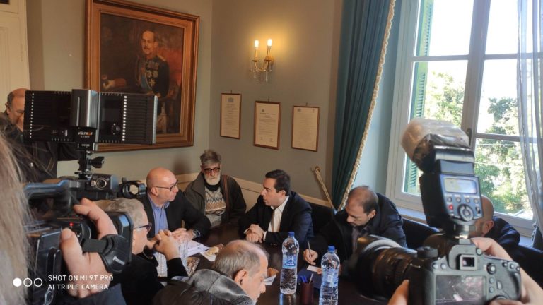 Στη Σάμο για δεύτερη φορά ο υπουργός μετανάστευσης
