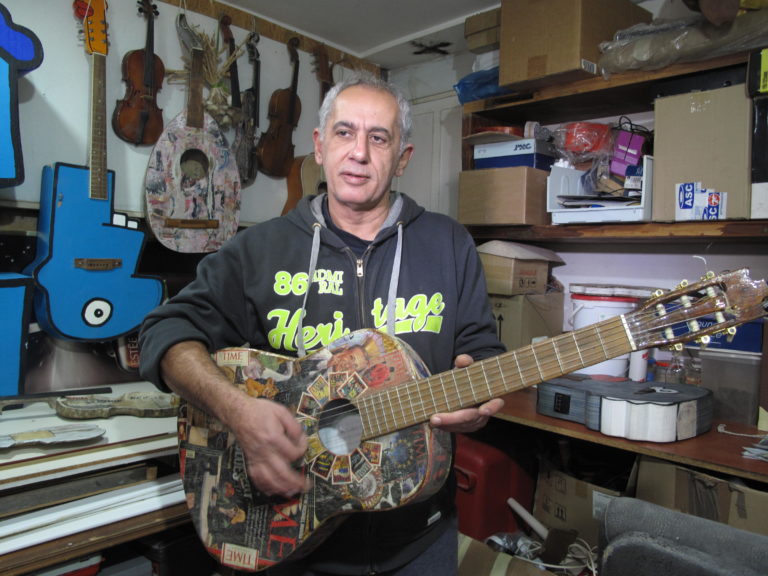 Κομοτηνή: Μουσικά όργανα με ανακυκλώσιμα υλικά  κατασκευάζει ταλαντούχος δημιουργός