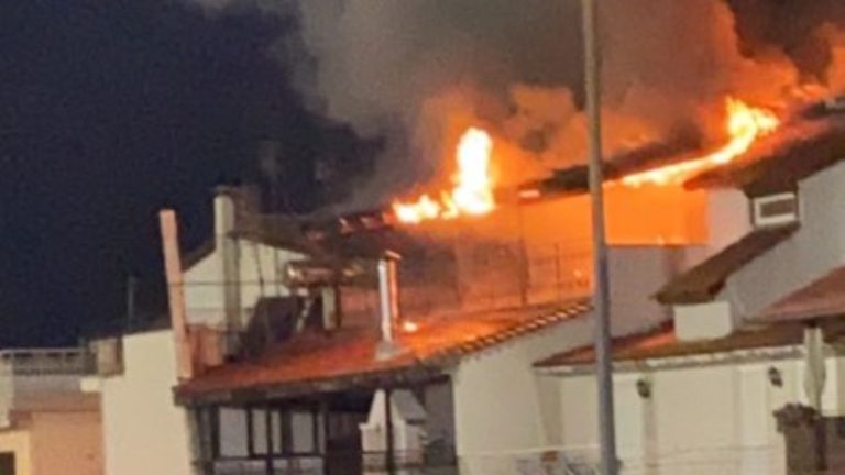 Φωτιά σε σπίτι δίπλα στο Βασδέκειο Αθλητικό Κέντρο στη Νέα Ιωνία