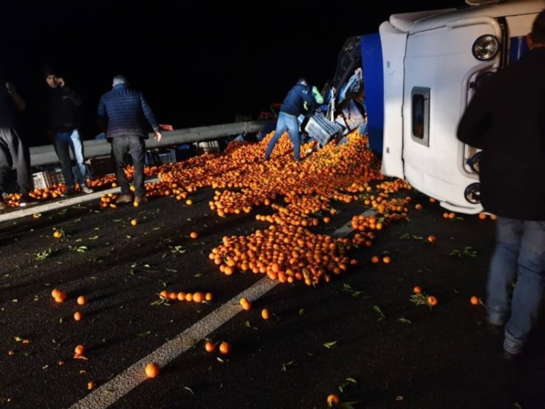 Λακωνία : Γέμισε  πορτοκάλια ο αυτοκινητόδρομος  Σπάρτης – Λεύκτρου