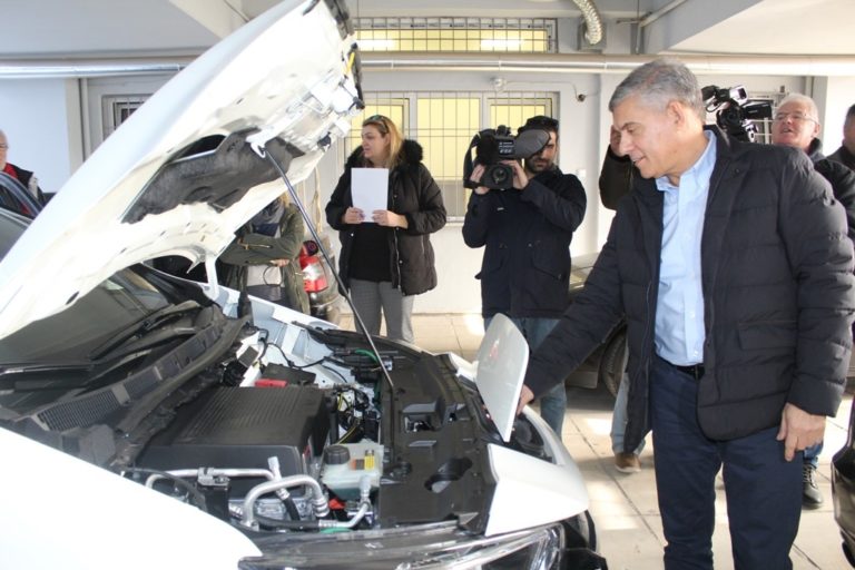 Το πρώτο ηλεκτρικό αυτοκίνητο παρέλαβε η Περιφέρεια Θεσσαλίας