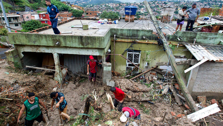 Βραζιλία: Στους 37 οι νεκροί από πλημμύρες και κατολισθήσεις (video)