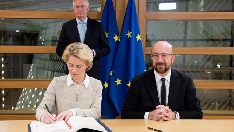 Οι πρόεδροι της Κομισιόν και του Ευρ.Συμβουλίου υπέγραψαν τη συμφωνία για το Brexit
