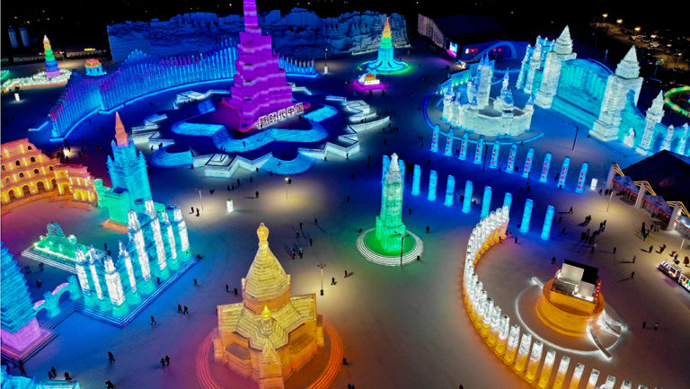 Μνημεία και πύργοι από πάγο στο ετήσιο φεστιβάλ “Πάγου και Χιονιού” της Κίνας (video)