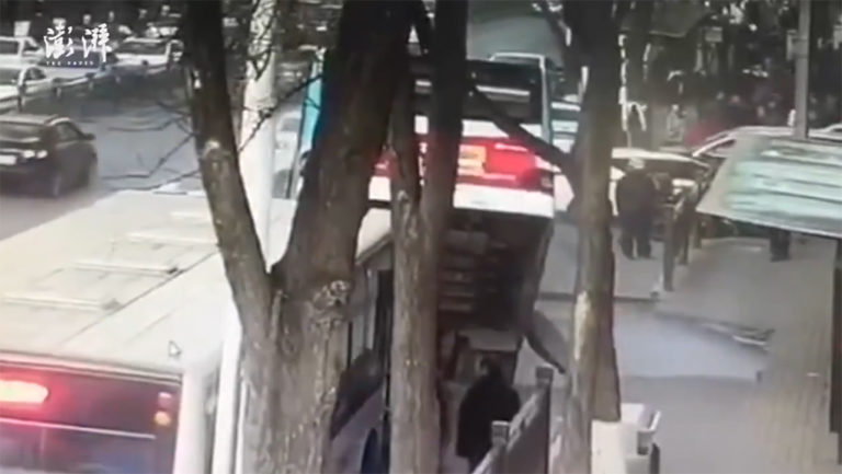 Κίνα: Κατάρρευση οδοστρώματος «κατάπιε» λεωφορείο-Νεκροί και αγνοούμενοι-Βίντεο ντοκουμέντο