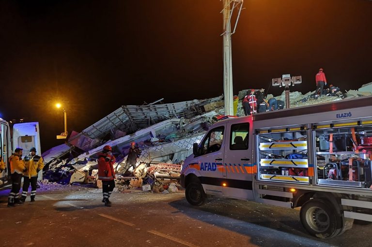 Mετράει τις πληγές του το Ελαγίζ-Η αλληλεγγύη της Ελλάδας-Η μάχη των σωστικών συνεργείων-Συνεχείς οι μετασεισμοί (video)